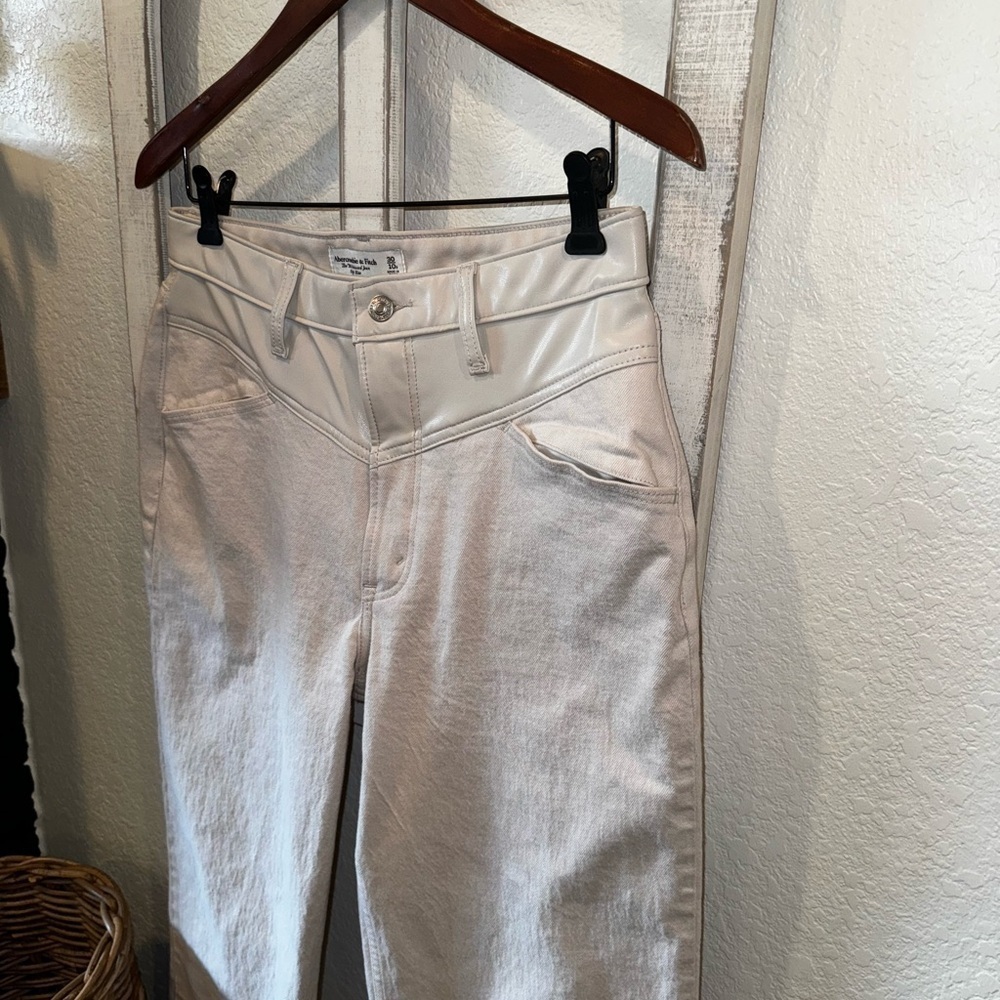 A&F The 90s Relaxed Jean Cream High Waist Faux Leather Accents Western Size 30
